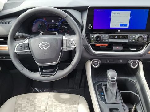 Used 2025 Toyota Grand Highlander AWD image 12