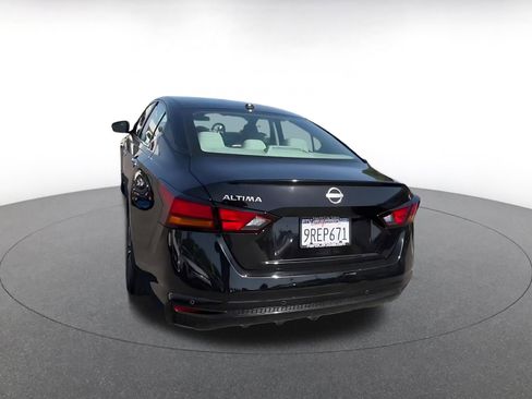 Used 2025 Nissan Altima 2.5 SV FWD image 11