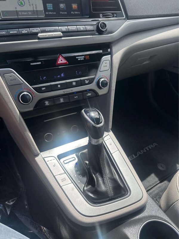 Used 2017 Hyundai Elantra Limited w/ Limited Tech Package 04 FWD image 18