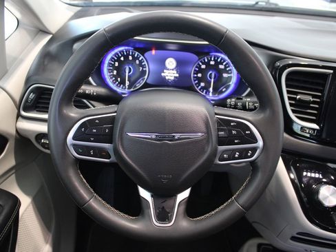 Used 2023 Chrysler Pacifica Touring-L FWD image 23