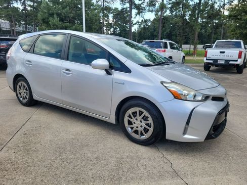 Used 2016 Toyota Prius V Four FWD image 9