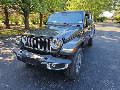 Used 2025 Jeep Wrangler Unlimited Sahara AWD/4WD image 2