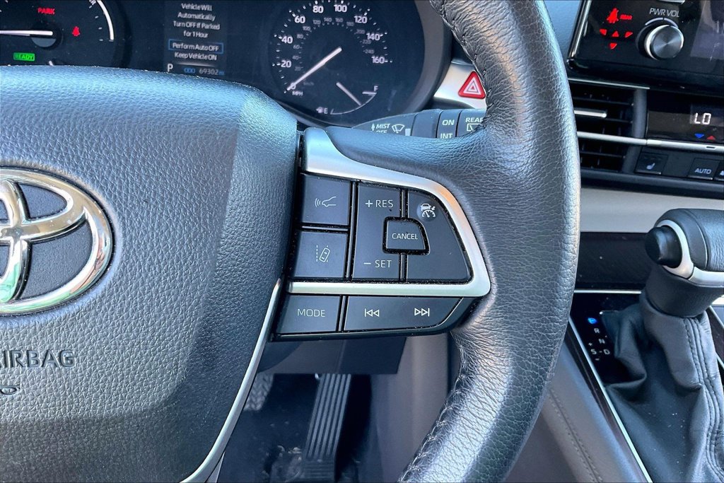 Used 2024 Toyota Sienna XLE FWD image 12