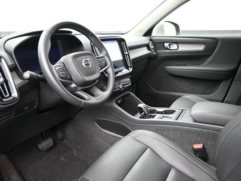 Used 2025 Volvo XC40 B5 Core AWD/4WD image 9