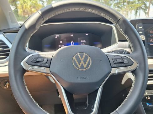 Used 2025 Volkswagen Taos SE FWD image 17