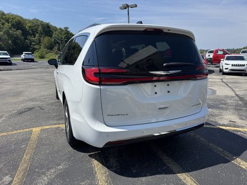 Used 2023 Chrysler Pacifica Limited w/ Uconnect Theater Family Group FWD image 3