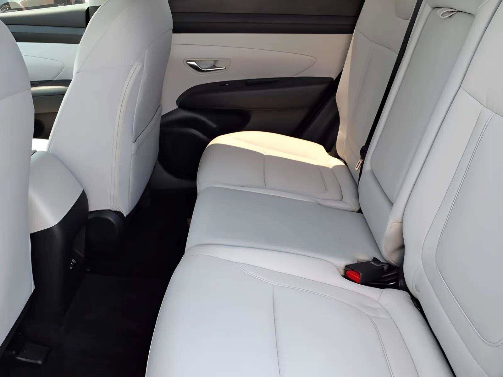Certified 2025 Hyundai Tucson SE FWD image 9