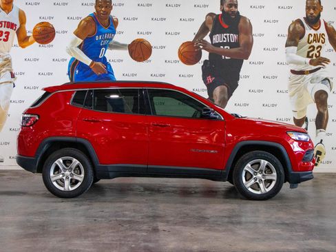 Used 2024 Jeep Compass Latitude w/ Sun and Sound Group AWD/4WD image 18