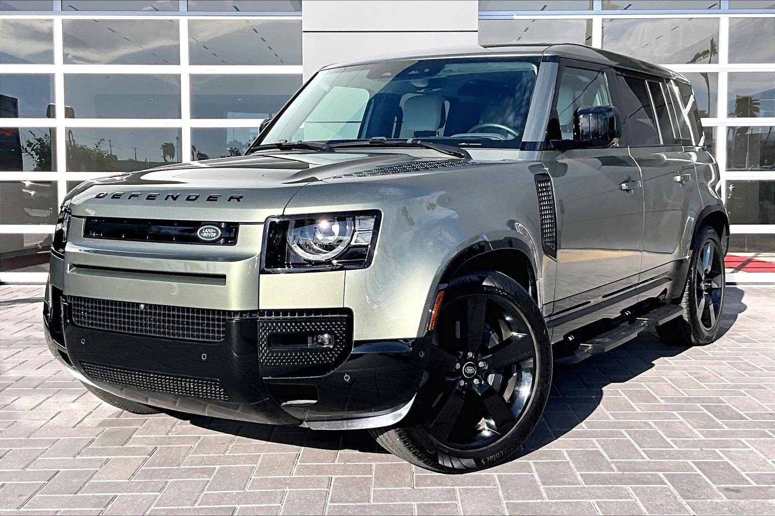 Used 2025 Land Rover Defender 110 X-Dynamic SE AWD/4WD image 1