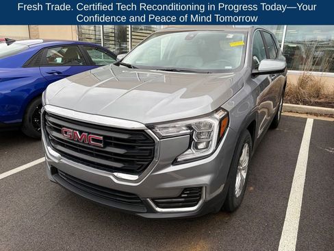 Used 2024 GMC Terrain SLE image 2