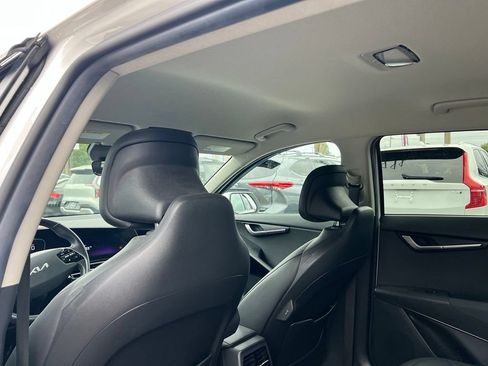 Certified 2023 Kia Niro EX FWD image 13