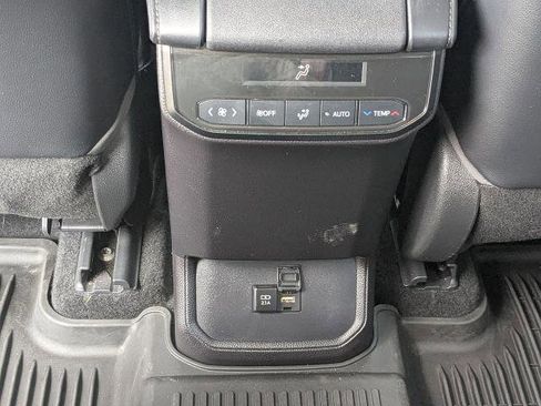 Used 2021 Toyota Highlander XLE FWD image 16