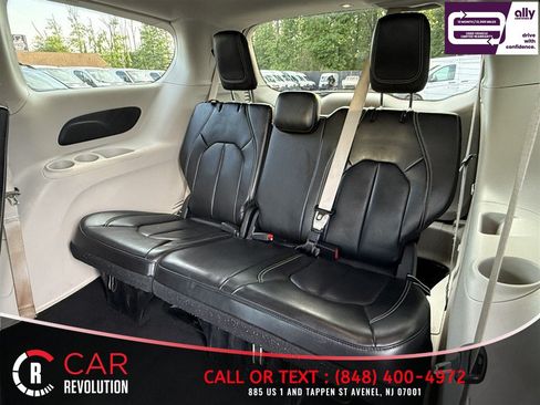 Used 2024 Chrysler Pacifica Limited FWD image 37