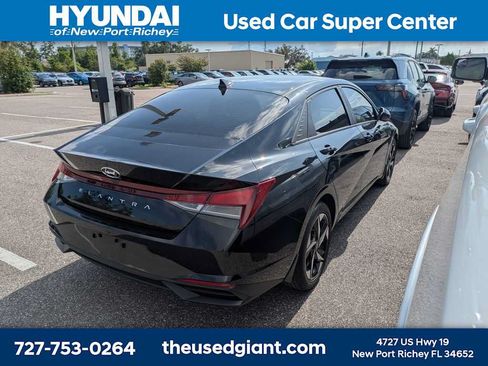 Used 2023 Hyundai Elantra SEL w/ Convenience Package FWD image 2