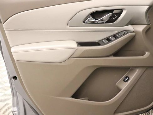 Used 2021 Chevrolet Traverse LT image 17