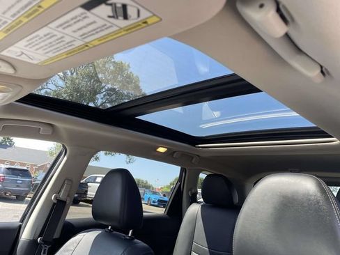 Used 2015 Nissan Rogue SL w/ SL Premium Package AWD/4WD image 18