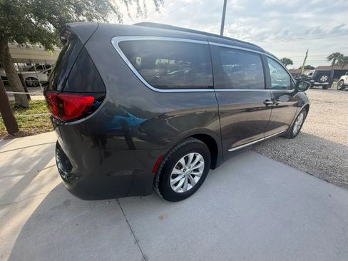 Used 2017 Chrysler Pacifica Touring-L FWD image 6