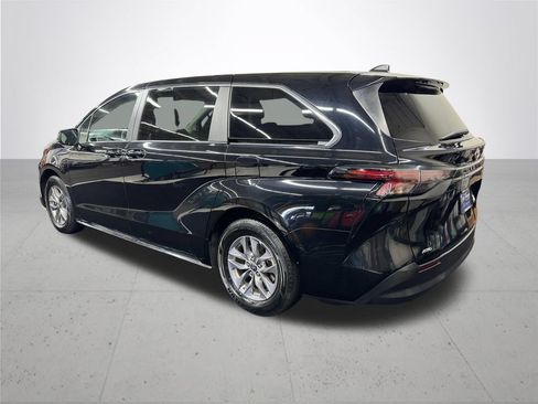 Used 2024 Toyota Sienna LE AWD/4WD image 4