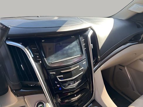 Used 2019 Cadillac Escalade Premium Luxury image 35