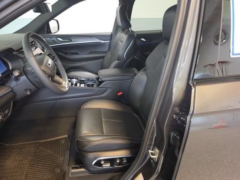 Used 2024 Jeep Grand Cherokee L Overland w/ Luxury Tech Group IV AWD/4WD image 8