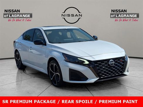 Used 2023 Nissan Altima 2.5 SR w/ SR Premium Package image 3