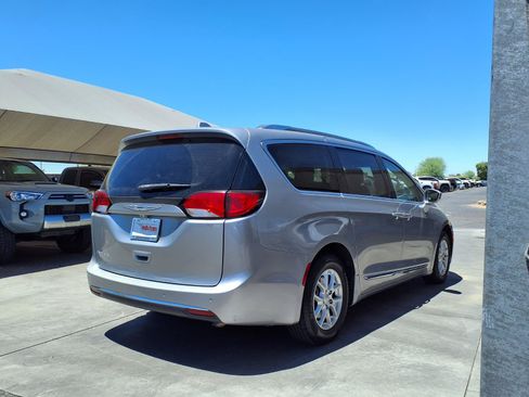 Used 2020 Chrysler Pacifica Touring-L FWD image 5
