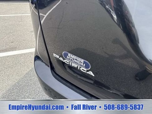 Used 2023 Chrysler Pacifica Limited FWD image 5