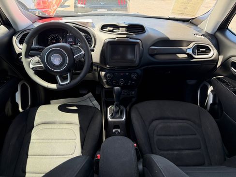 Used 2020 Jeep Renegade Latitude w/ Popular Equipment Group FWD image 12