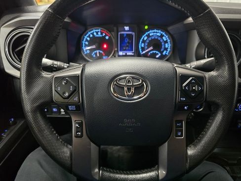 Used 2020 Toyota Tacoma TRD Off-Road image 23