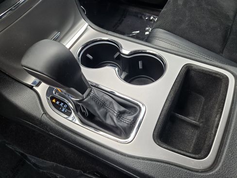 Used 2018 Jeep Grand Cherokee Altitude AWD/4WD image 18