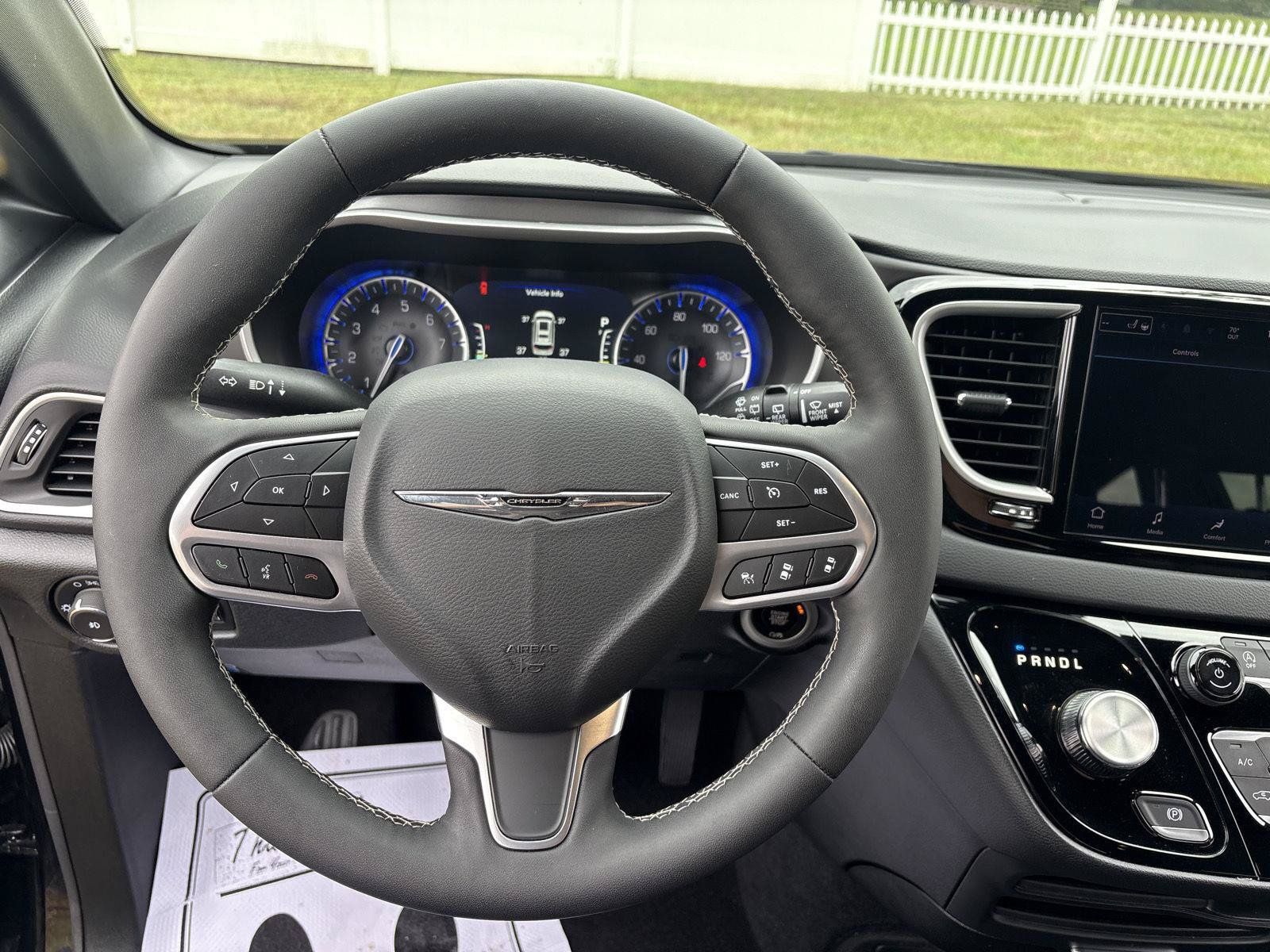 Used 2026 Chrysler Pacifica Select FWD image 18