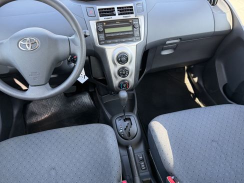 Used 2010 Toyota Yaris 4-Door Hatchback image 13