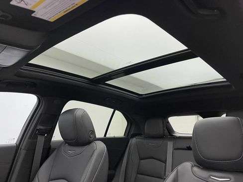 Used 2024 Cadillac XT4 Luxury w/ Cold Weather Package FWD image 5