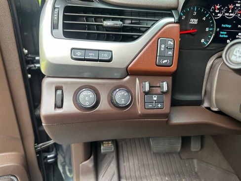 Used 2020 Chevrolet Suburban Premier w/ Premier 6.2L Value Package AWD/4WD image 11