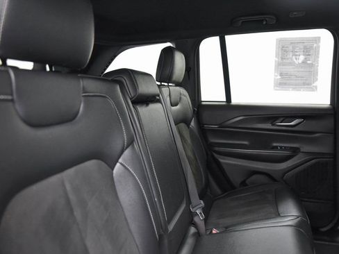 Used 2023 Jeep Grand Cherokee Altitude image 12