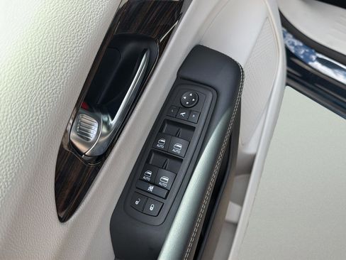 Used 2024 Chrysler Pacifica Limited FWD image 11