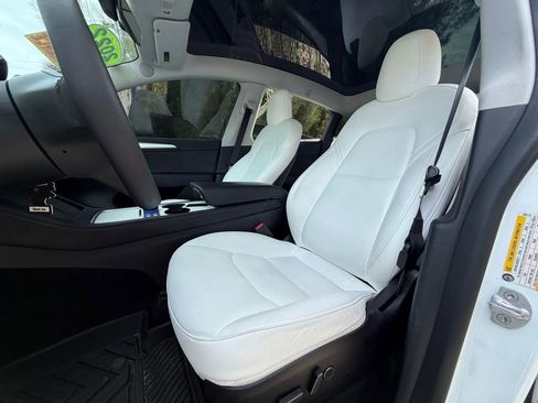 Used 2022 Tesla Model Y Long Range image 13