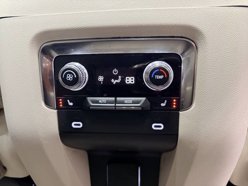 Used 2022 GMC Yukon XL Denali w/ Denali Premium Package image 25