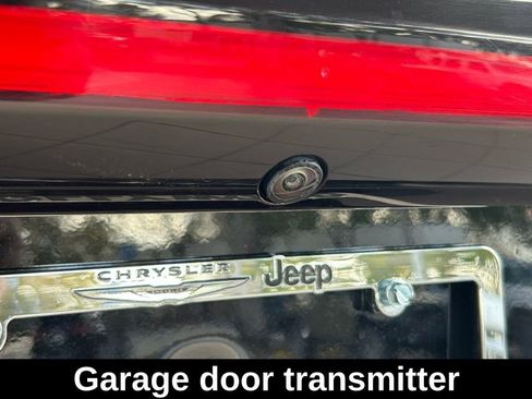 Used 2025 Chrysler Pacifica Limited image 29