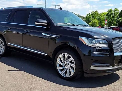 Used 2024 Lincoln Navigator L 4WD image 2