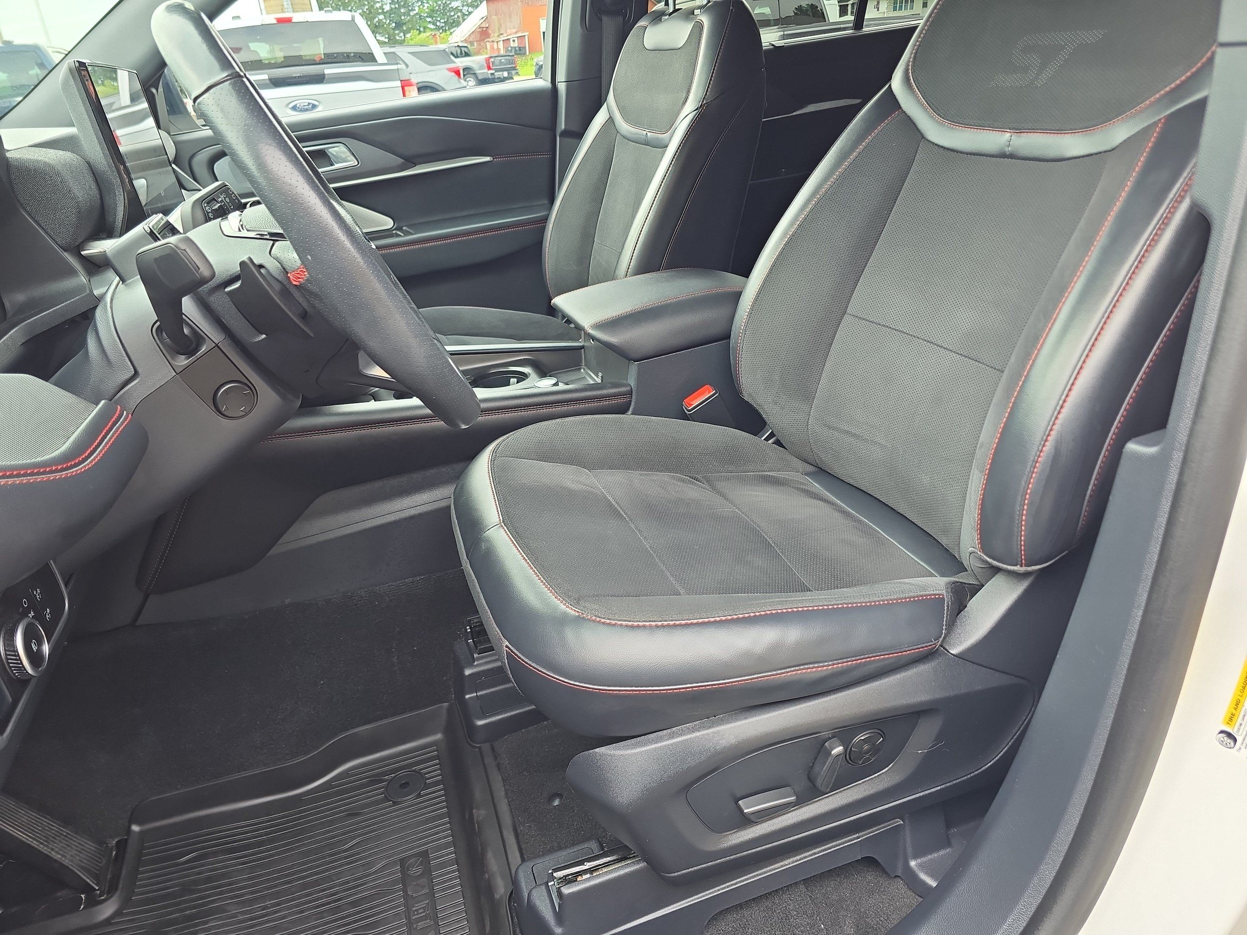 Used 2025 Ford Explorer ST AWD/4WD image 9