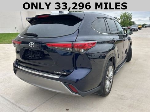 Used 2023 Toyota Highlander Platinum FWD image 4