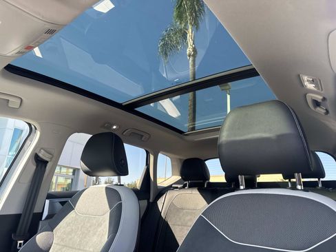 Certified 2025 Volkswagen Taos SE w/ Panoramic Sunroof Package FWD image 22