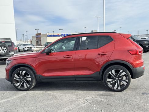 Used 2023 Volvo XC40 B5 Plus image 13