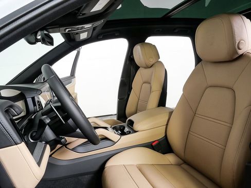 New 2026 Porsche Cayenne AWD image 5