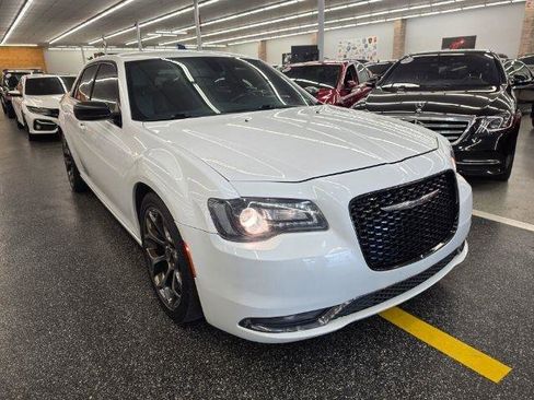 Used 2017 Chrysler 300 S RWD image 3