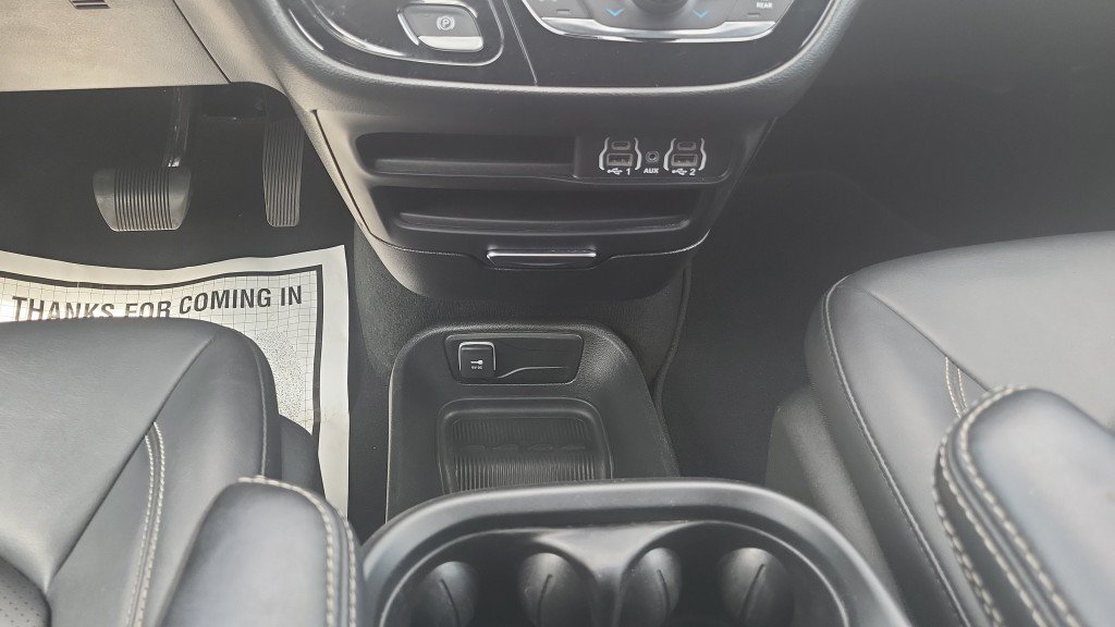 Used 2025 Chrysler Pacifica Select FWD image 32