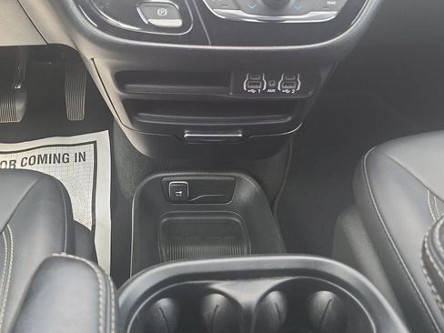 Used 2025 Chrysler Pacifica Select FWD image 32