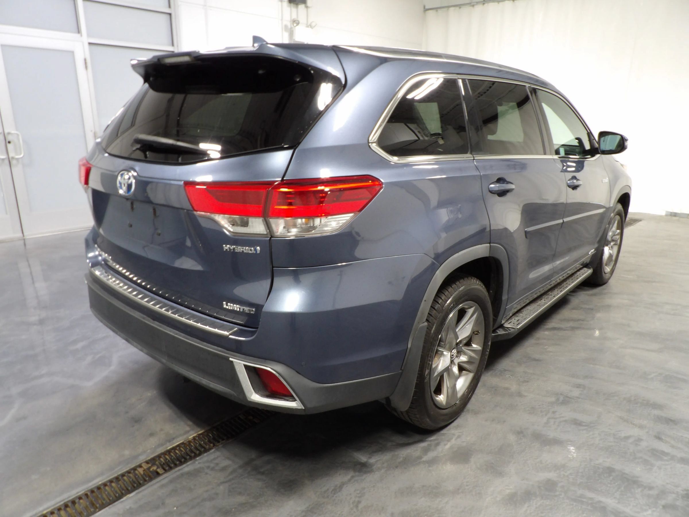 Used 2017 Toyota Highlander Limited Platinum AWD/4WD image 4