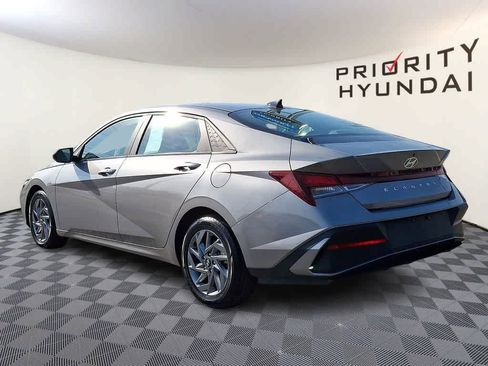 Used 2024 Hyundai Elantra SEL FWD image 6